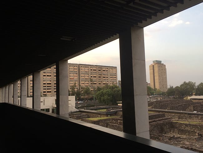 La ciudad está allá afuera
